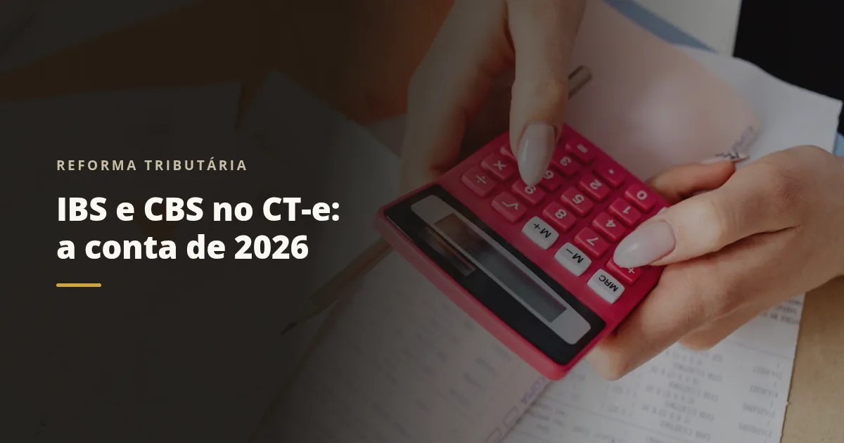 Mãos usando uma calculadora sobre recibos e anotações de contas