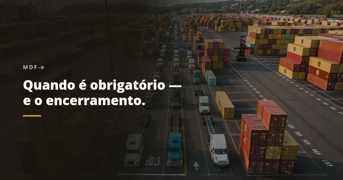 Patio de conteineres com caminhoes em fila