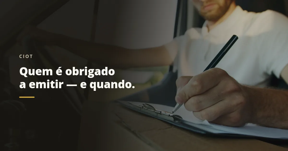 Motorista preenchendo documento em prancheta dentro da cabine