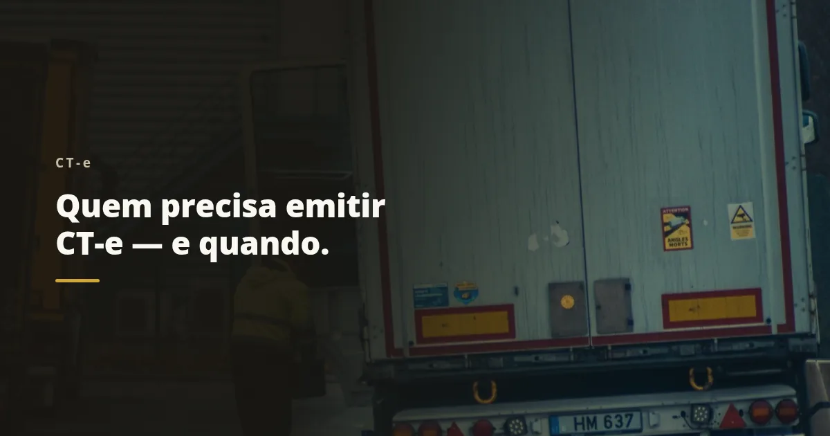 Trabalhador ao lado da traseira de uma carreta na doca